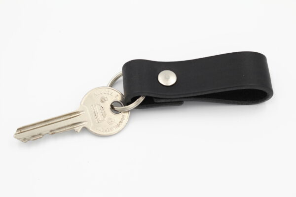 elegancki breloczek do kluczy czarny skórzany na prezent upominek brelok do kluczyków samochodowych